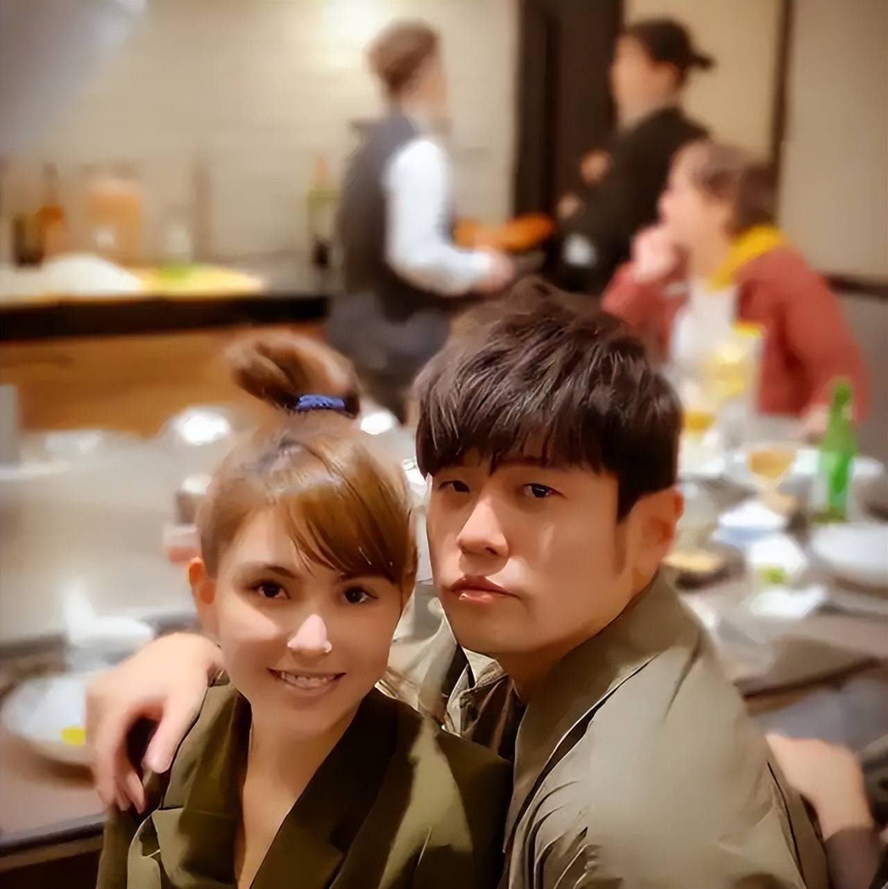 全网羡慕每一对夫妻都是神仙眷侣！开元棋牌娶粉丝当老婆的5位男星(图3)