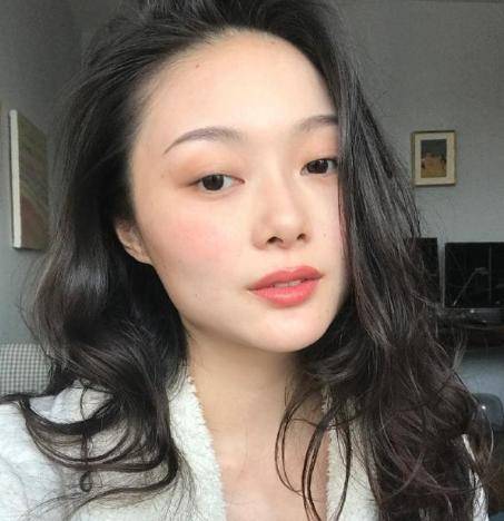 级艺术名媛晚晚的上位史堪比邓文迪开元ky棋牌从网红鼻祖到京圈顶(图3)
