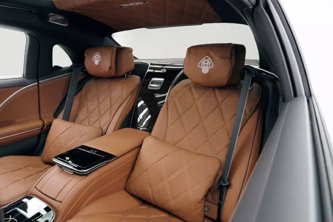 12特别版24K金点缀限量50台 酷乐汽车开元棋牌比奔驰迈巴赫S级更奢华的就是这款V(图9) 12特别版24K金点缀限量50台 酷乐汽车开元棋牌比奔驰迈巴赫S级更奢华的就是这款V(图9)