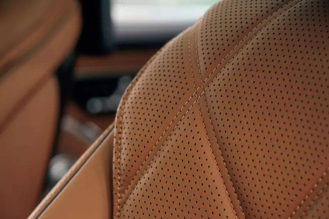 12特别版24K金点缀限量50台 酷乐汽车开元棋牌比奔驰迈巴赫S级更奢华的就是这款V(图5)